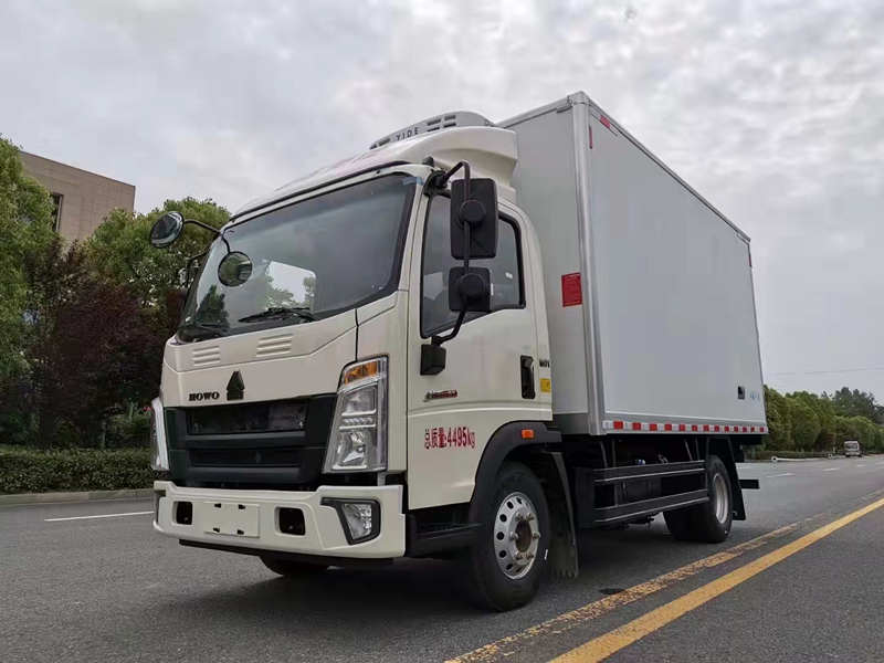 <b>重汽豪沃4米冷藏車</b>